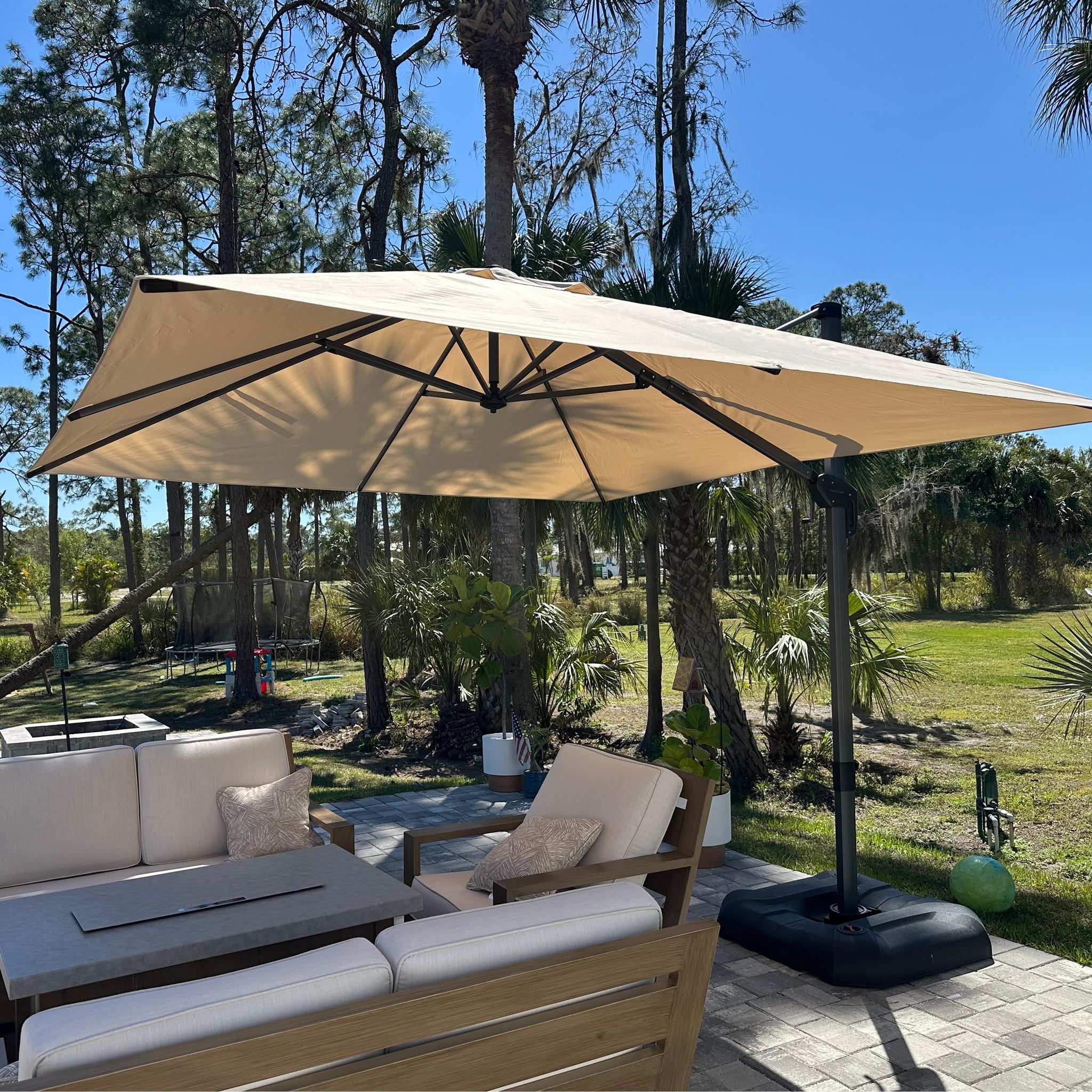 ​​PIRPLE LEAF Beiger Sonnenschirm für Hotel & Terrasse​​ mit 120°-Drehsystem
